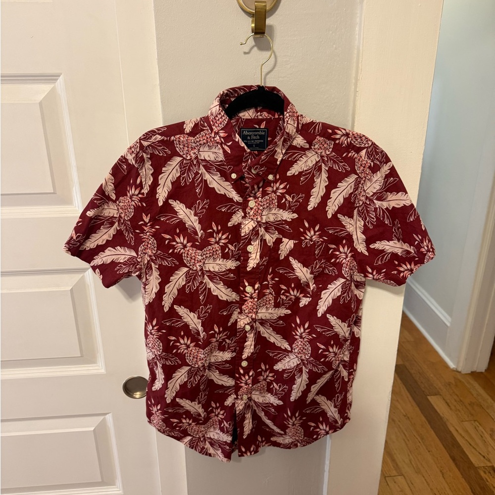 Abercrombie & Fitch Men's Burgundy Tropical Print Button-Up Shirt